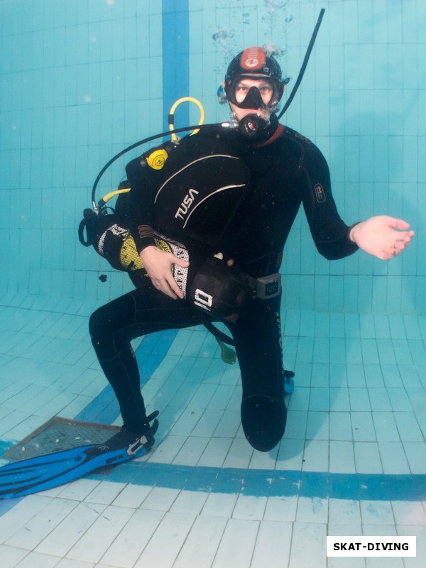 Николаев Александр, легко выполняет упражнение по снятию снаряжения под водой