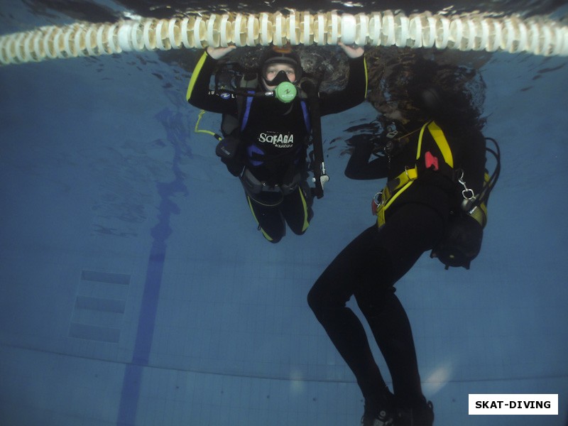 Заблоцкая Валерия, делает первые вдохи из акваланга лежа на поверхности воды