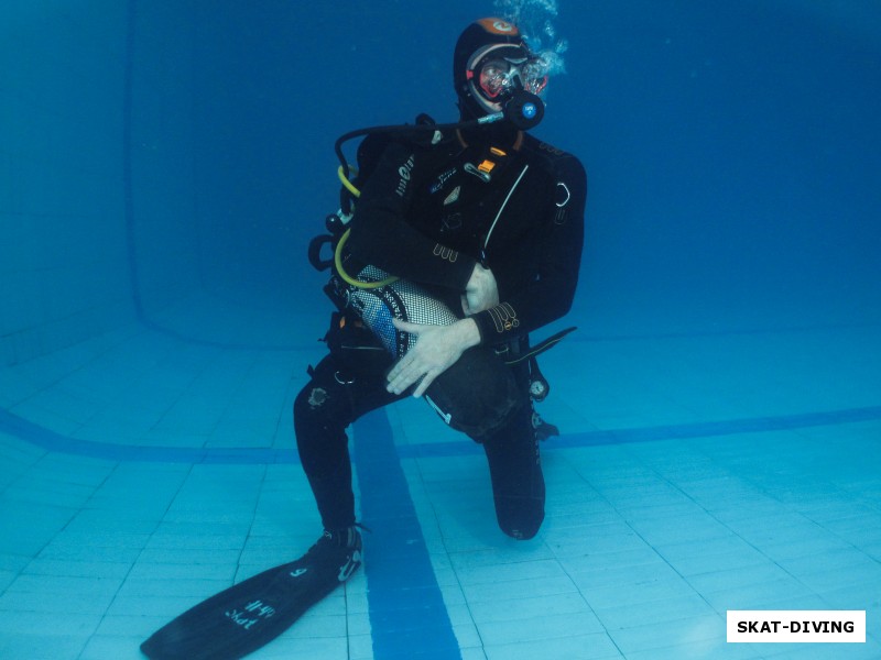 Бурносов Антон, выполняет упражнение по снятию снаряжения под водой
