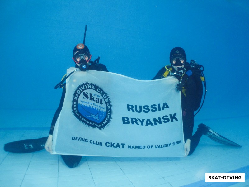 Бурносов Антон, Кирюхин Роман, когда практический экзамен сдан, можно расслабиться и сделать памятное фото с клубным флагом!