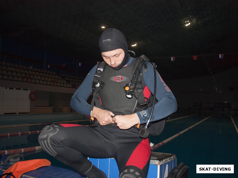 Борискин Сергей, вдумчиво и не спеша собирается под воду
