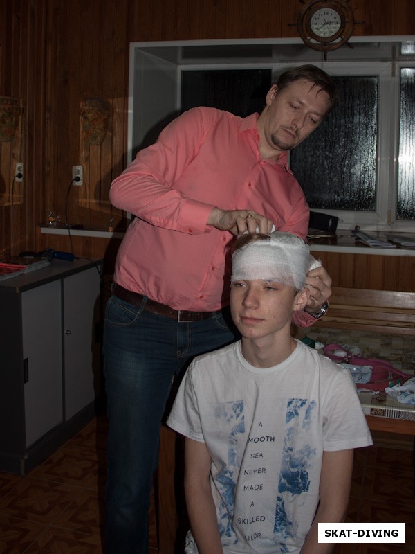 Пырьев Павел, Сомкин Дмитрий, более сложный способ бинтование головы, здесь используется сразу два бинта