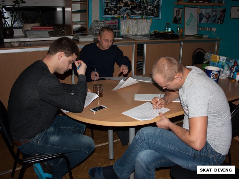 Изотко Петр, Путин Дмитрий, Изотко Артем, прежде чем идти под воду нужно написать тест. С него, собственно, экзамен и начинается