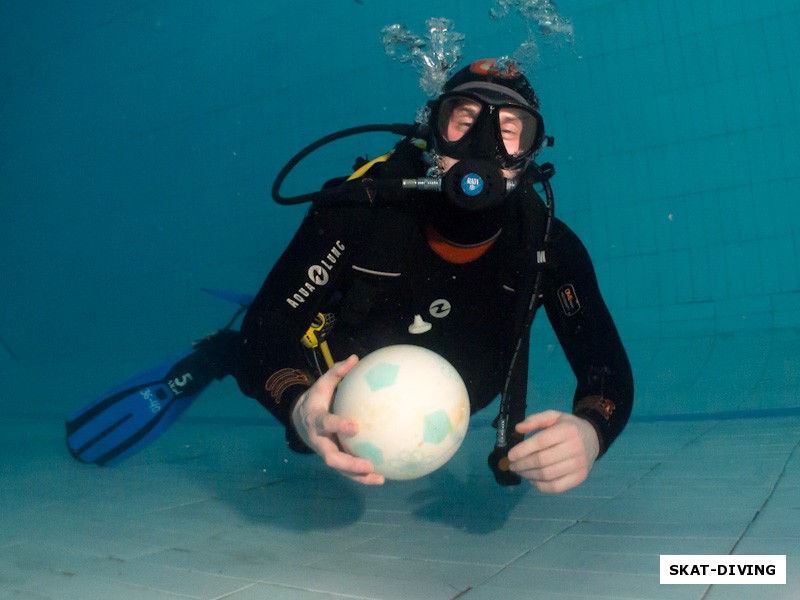 Голубенко Василий, на дне был обнаружен, интересно ведущий себя под водой, мяч