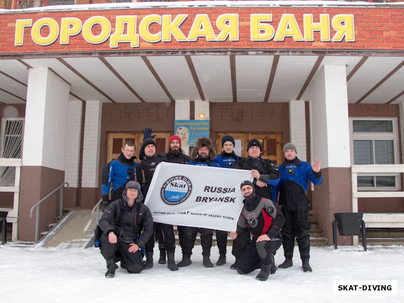 Юрков Юрий, Щербаков Дмитрий, Леонов Дмитрий, Романов Артем, Зеленев Андрей, Зеленев Максим, Быченков Дмитрий, Погосян Артем, Валучев Григорий, совместное фото перед стартом к месту погружения