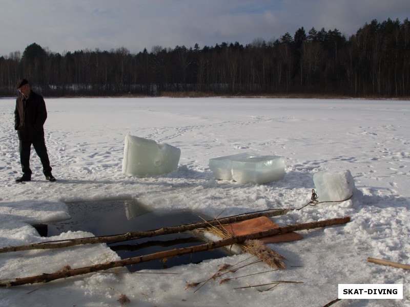 Пропилить майну во льду толщиной около 40 сантиметров - непростая задача!