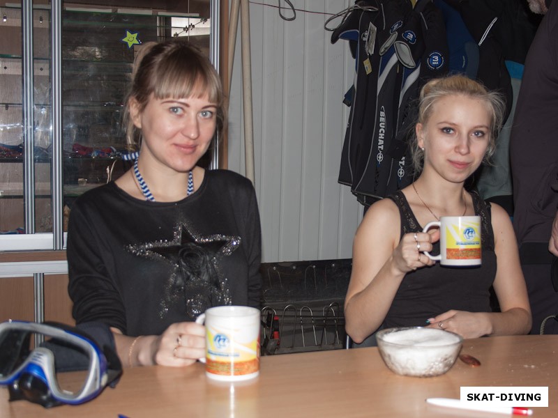 Булохова Екатерина, Пимасова Виктория, за чашкой ароматного чая приготовились слушать небольшую вводную лекцию