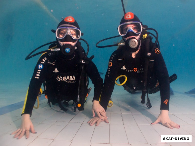 Пимасова Виктория, Булохова Екатерина, совместное фото перед спуском на глубину 4.5 метра