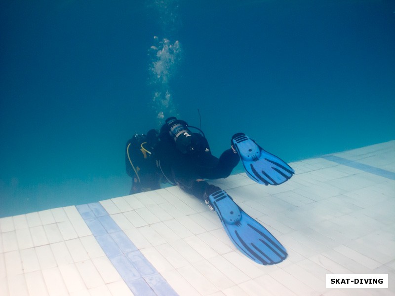 Соломаха Александр, поплавав по мелкой части бассейна гостю предлагают спустится на глубину 4.5 метра