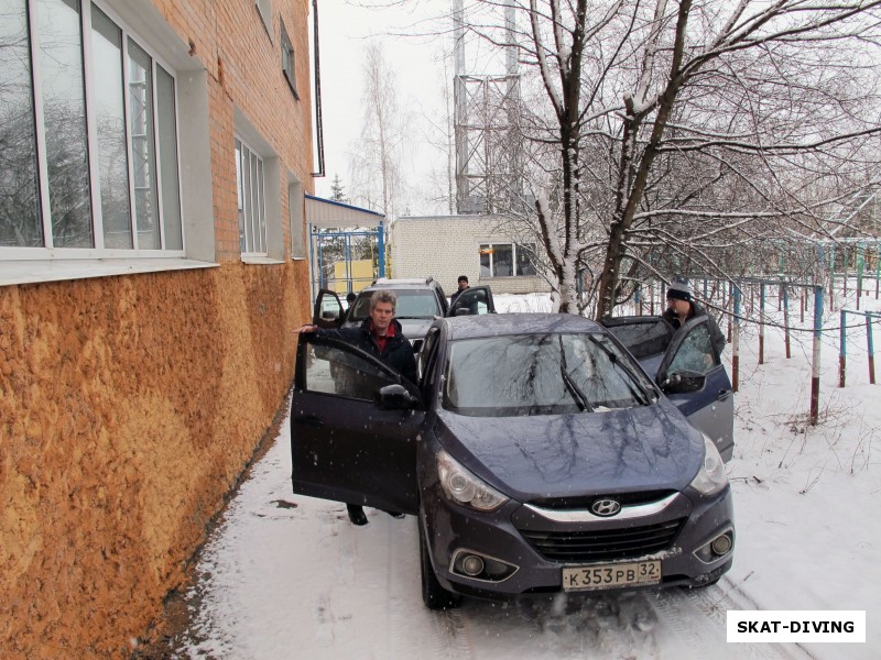 На улице плюсовая температура, за окном валит мокрый снег, даже по дорогам стоит ходить только в резиновых сапогах. А мы собираем снаряжение, грузимся в машины и отправляемся на водоем