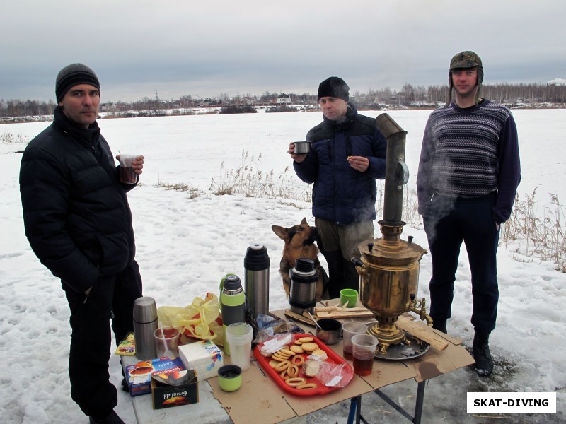 Ахромкин Руслан, Леонов Дмитрий, Шукста Игорь, отнырял, погрелся в бане, выпил чая с самовара. Вот вам и 23 февраля, настоящий мужской праздник