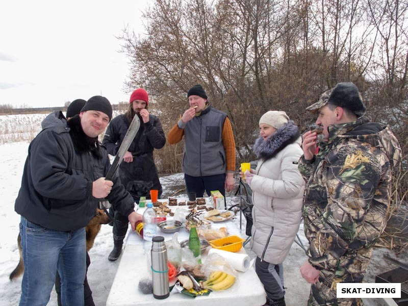 Быченков Дмитрий, Романов Артем, Шукста Игорь, Леонова Наталья, Погосян Артем, после нырялки аппетит разыгрался так, что подкрепиться оказалось очень к месту