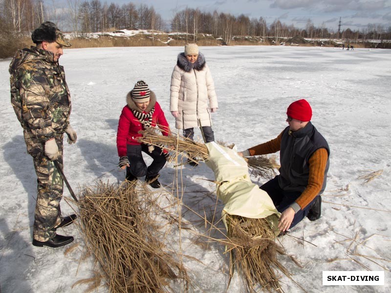 Погосян Артем, Романова Галина, Леонова Наталья, Шукста Игорь, в изготовлении чучела принимали участие многие: кто делом, а кто добрым словом