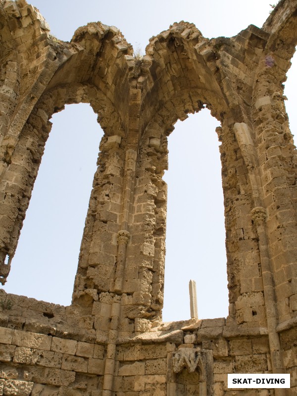 Вид снизу на развалины некогда величественного католического храма