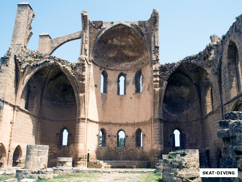 А вот еще развалина древнего храма, который успел побыть и католическим и православным