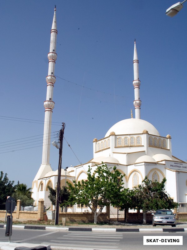 И на Северном и на Южном Кипре виды православных церквей плавно сменяются видами на мусульманские мечети. Просто на Юге больше храмов, а на Севере - мечетей