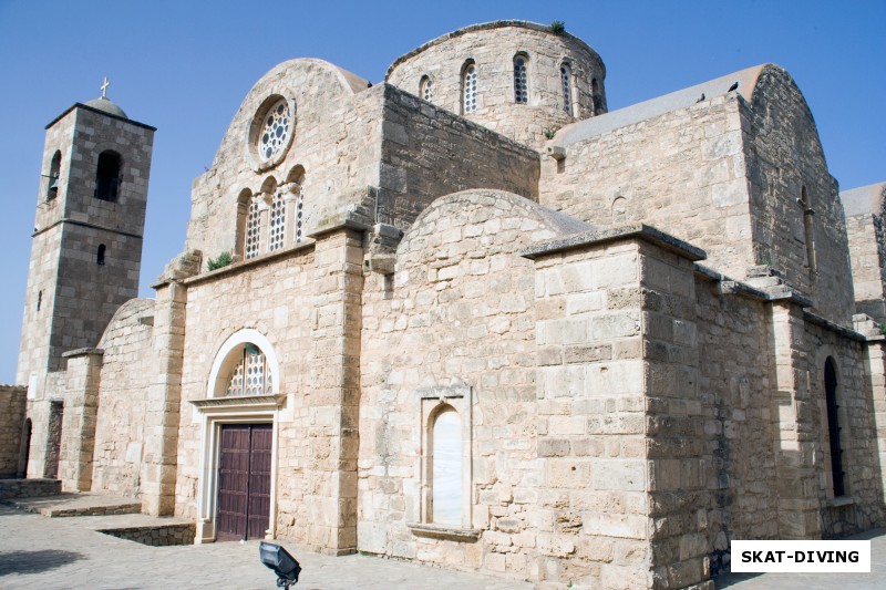 Монастырский храм у мощей Варнавы, вид снаружи
