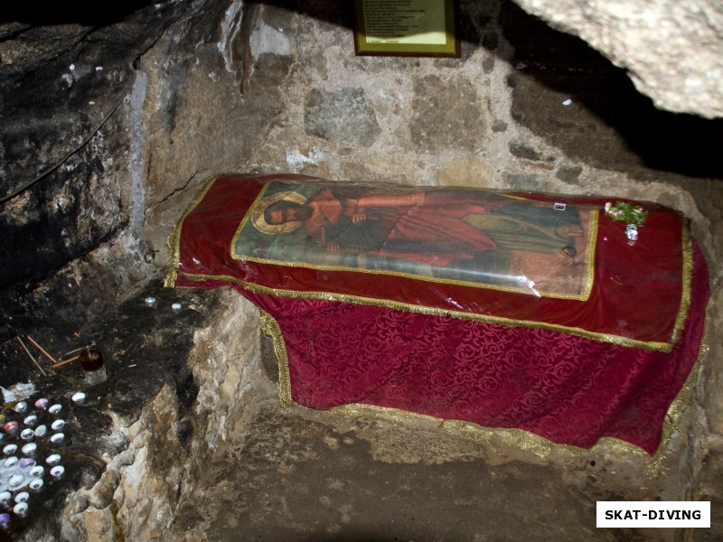 А вот и само захоронение Варнавы, на глубине нескольких метров под землей. Варнава почитаем греческой православной церковью, как первый проповедник Евангелие на Кипре, забитый насмерть за веру в Христа
