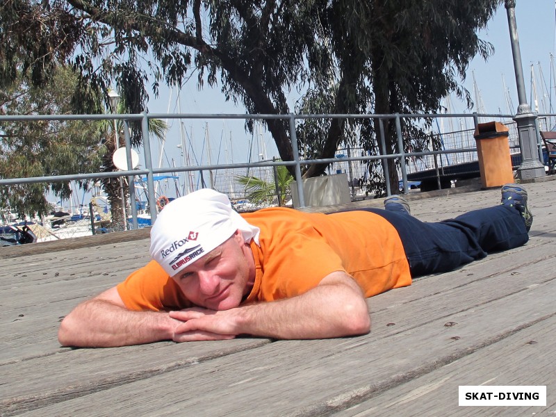 Юрков Юрий, после нескольких погружений со «спаркой» дает спине отдохнуть прямо на портовом настиле