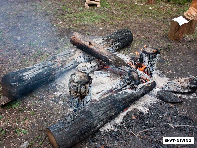 Брутальный костер горел в этот день на берегу. Так как топор приехал не сразу, поначалу в пламя отправлялись целые поленья