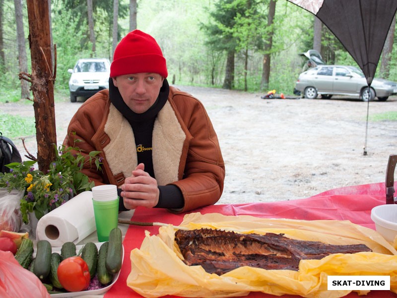 Шукста Игорь, яркий представитель команды Кусто занял место ближе к копченому толстолобику, по традиции приготовленному Андреем Надыкто