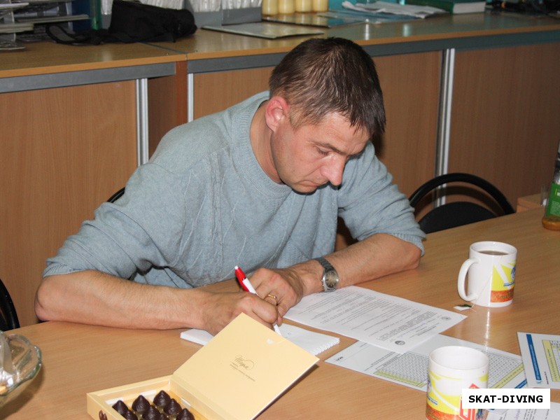 Тучков Александр, для стимуляции работы мозга на столе присутствовал шоколад