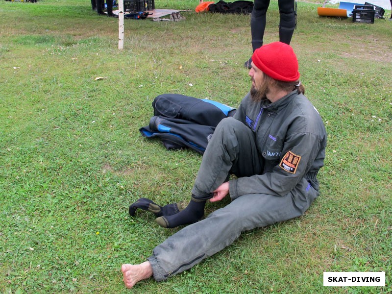 Романов Артем, один знаменитый в прошлом человек, на вопрос о своем долголетии ответил: «Я никогда не стоял, если можно было сесть. И никогда не сидел, если можно было лечь...» Применительно к дайвингу лучше сказать: «при надевании любого снаряжения лучше иметь контакт пятой точки с опорой»