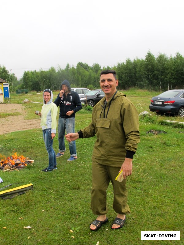 Погосян Артем, работал до 15:00, приехал на место как раз к застолью...