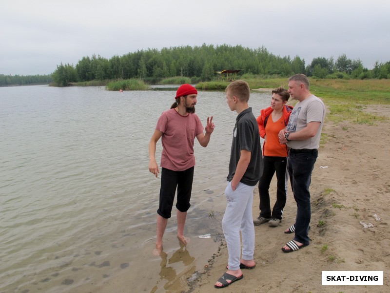 Романов Артем, Комков Артем, Харитонова Оксана, Харитонов Максим, брифинг перед длинной прогулкой до экскаватора и назад к пляжу