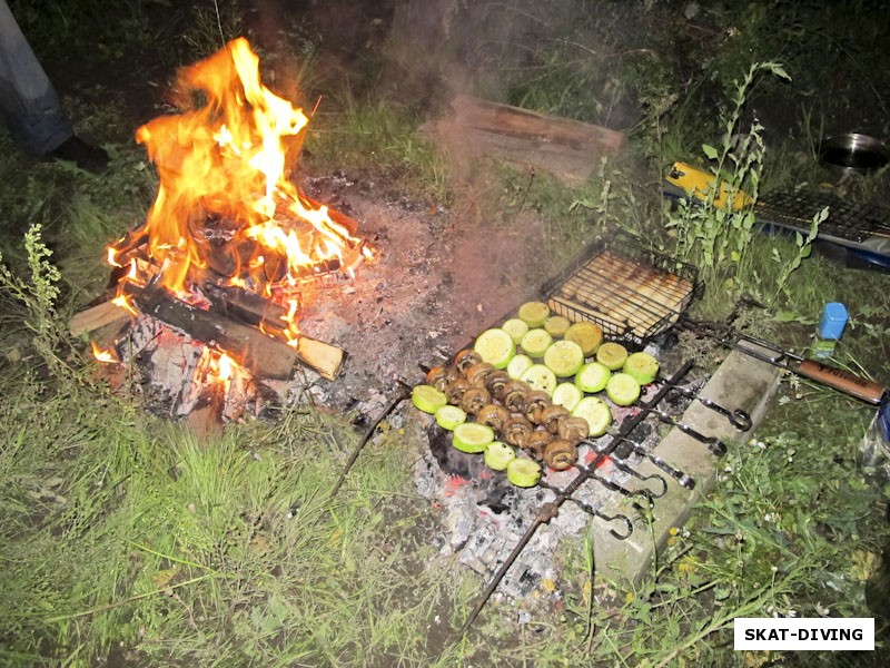 Пока одни обсыхали и приводили себя в порядок, другие готовили вкусный ужин на костре и в печи