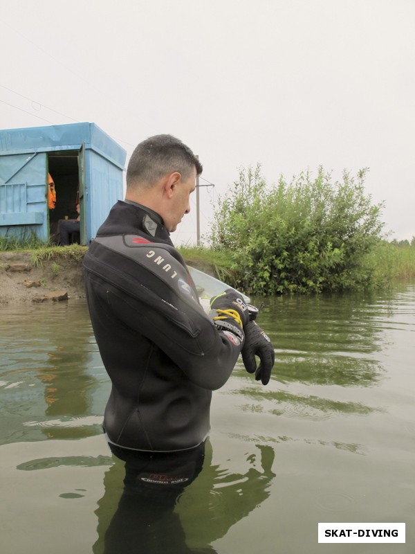 Погосян Артем, готовиться провести подводную экскурсию для еще пока совсем «зеленого» дайвера. Волнительно это все и очень ответственно!