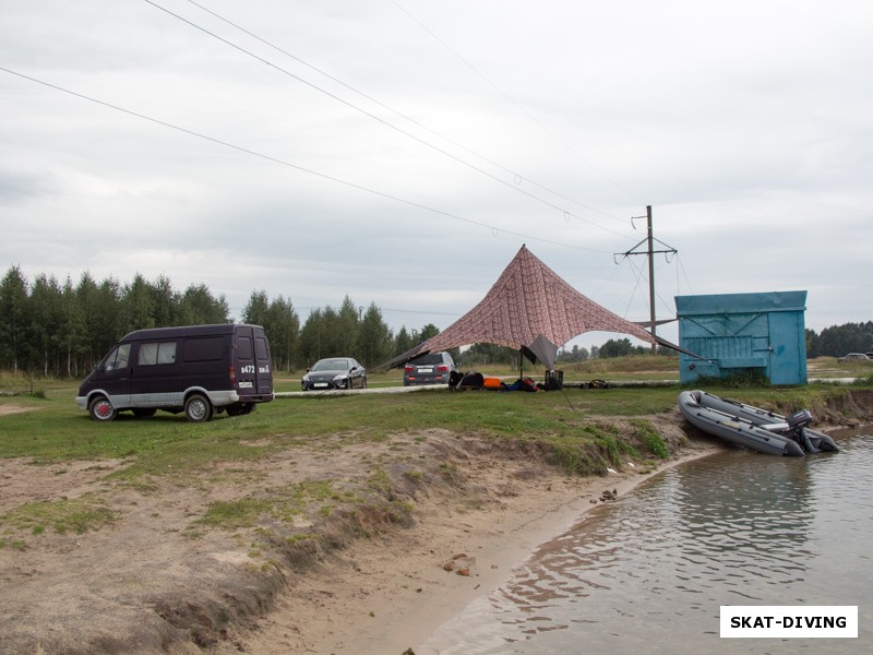 Вид на клубный лагерь у центрального пляжа со стороны