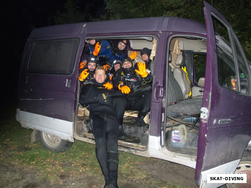 Впереди самое главное - проехать около километра до бассейна с явным нарушением правил пассажирской перевозки