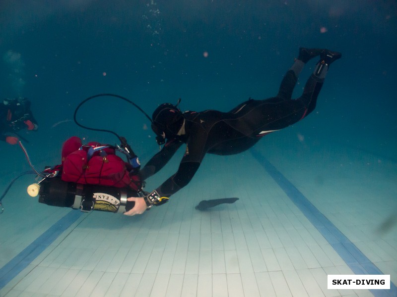 Горпинюк Сергей, показал как висеть со снятой SCUBA, не теряя нейтральной плавучести