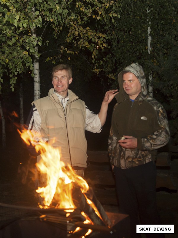 Белин Дмитрий, Субботин Валерий, мастер подводной охоты и Мастер Спорта по подводной охоте стоят рядом у костра