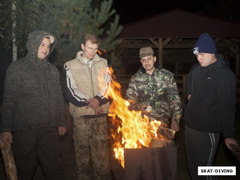 Гриньков Андрей, Белин Дмитрий, Погосян Артем, Изотко Артем, на улице ночью уже весьма прохладно, а у костра - тепло!