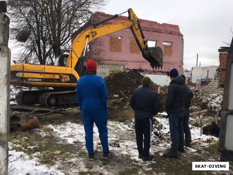 Остатки завода растаскиваются в разные стороны