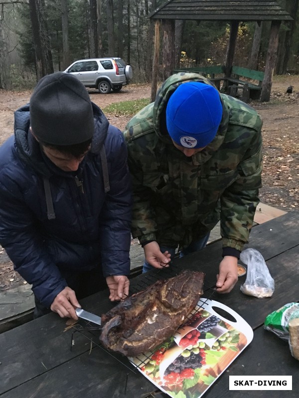 А вот и готов амур, горяченький прямо из коптильни