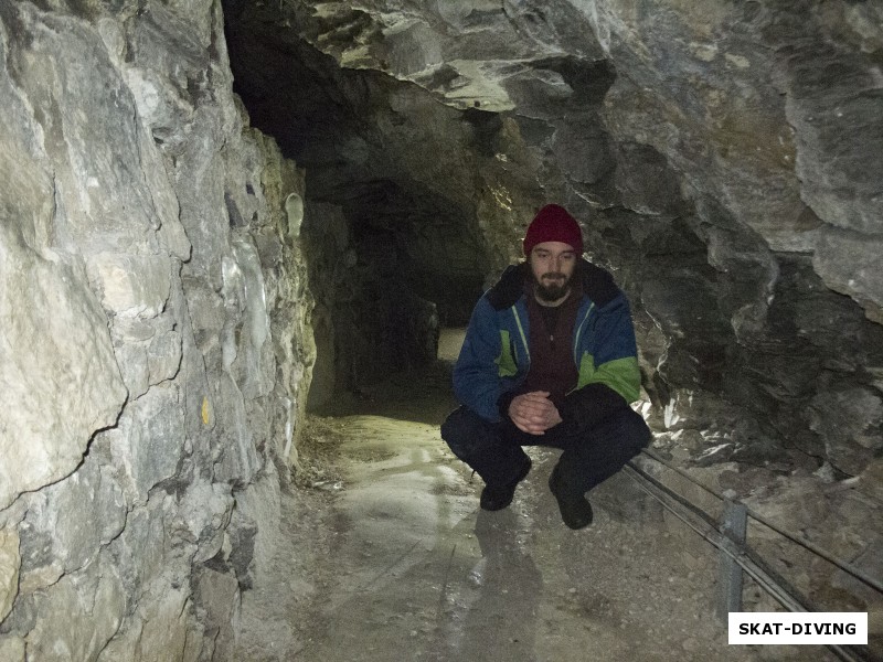 Романов Артем, на одном из переходов между многочисленными гротами Кунгурской пещеры