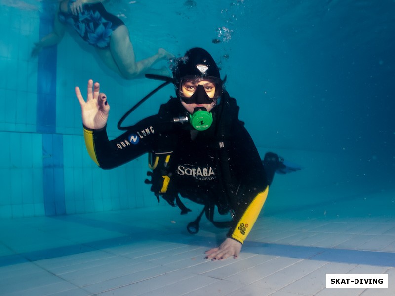Шульженко Ирина, уж не в первый раз под водой с аквалангом, но в бассейне погружается впервые