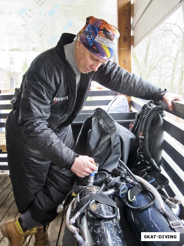 Власов Юрий, проверяет состав газа в баллоне, ведь уважающий себя аквалангист должен знать, чем собирается дышать под водой