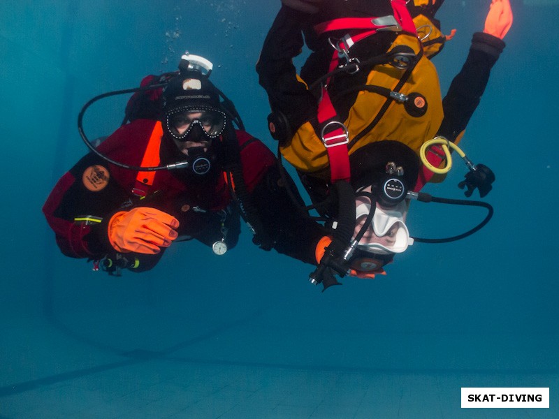 Романов Артем, Харитонова Оксана, бережно, буквально на руках, инструкторы клуба Скат вносят своих учеников в удивительный подводный мир