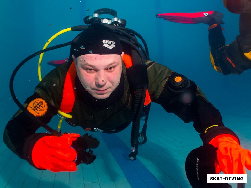 Харитонов Максим, спокойно расстается с маской и регулятором под водой