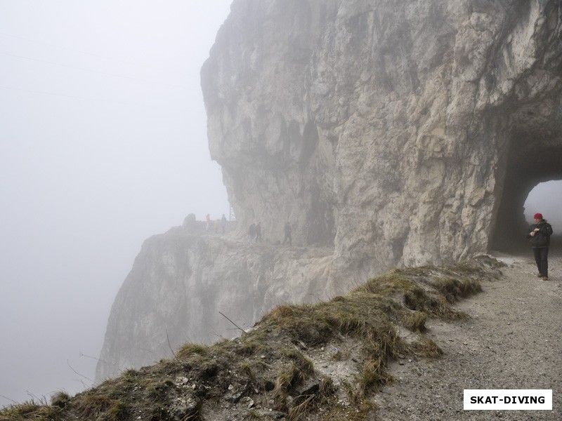 Не так уж и давно, туристическая тропа по краю скалы - была единственной дорогой соединяющей посоелок «Верхняя Балкария» с Кабардино-Балкарией