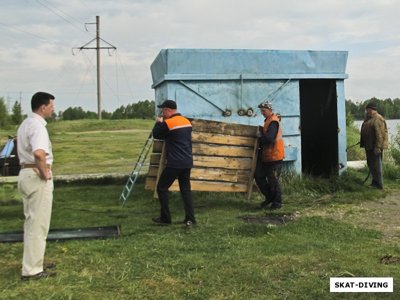 Погосян Артем, похоже решил переоборудовать спасательный пост в чебуречную