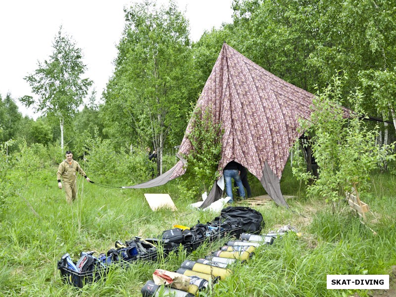 По приезду на место первым делом был развернут клубный шатер...