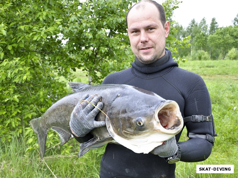 Леонов Дмитрий, нашел толстолобика в кустах и решил с ним сфотографироваться