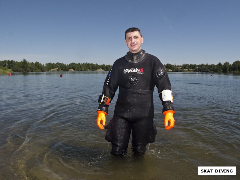 Погосян Артем, после надевания сухого ГК можно зайти в воду, это позволяет убрать из него излишний воздух, проверить герметичность всех узлов, да и просто освежиться в жаркую погоду