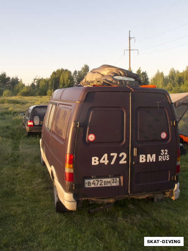 Если смотреть внимательно, можно увидеть сверток на крыше «Соболя» - это Шукста Игорь продолжает спать в своем спальнике, несмотря на рассвет