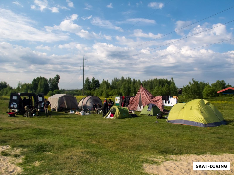 Лагерь на рассвете в воскресенье